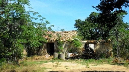 Ruin with fantastic sea and mountain views , 15,000sqm land and 10km to beach. 2