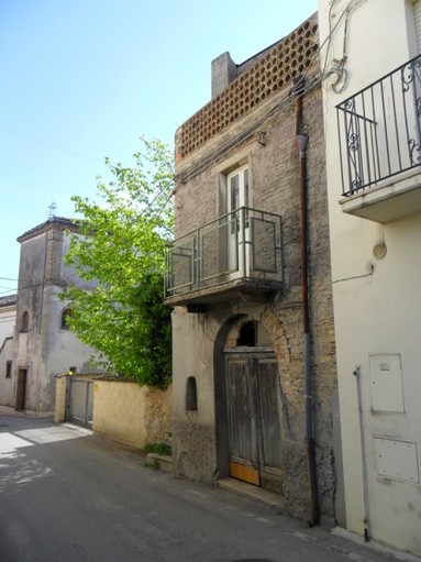 Spacious house to renovate with garden in lively town 4km to Lanciano.