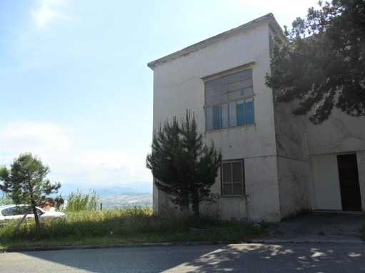 Habitable town house with garden and great views, 3km to Lanciano. 