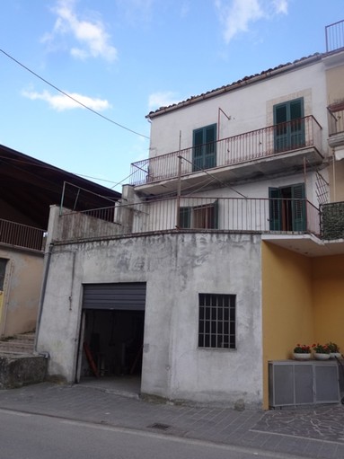 Habitable town house with 30sqm terrace and garden. 500 meters to swimming pool, 2km to lake1