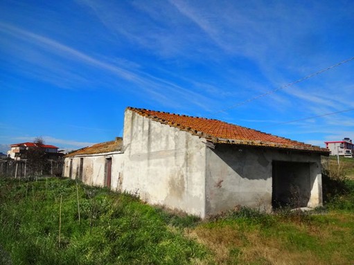 70sqm cottage , barn and 2000sqm of land 500 meters from the beach 