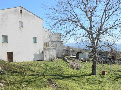 Two houses on 1000sqm of land in the center of a lively village close to the characteristic town of Tornareccio. 