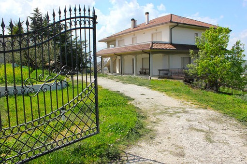Villa of 680sqm with 10,000 sqm of garden surrounding the property, offering mountain and town views 1km from the town1