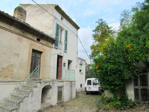 Two farm houses with 1000sqm of land, in a quiet spot 3km to the city center of Lanciano. 