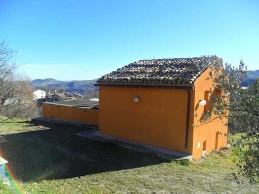 Liveable, detached Villa with three bedrooms and garden bordering the national park. 