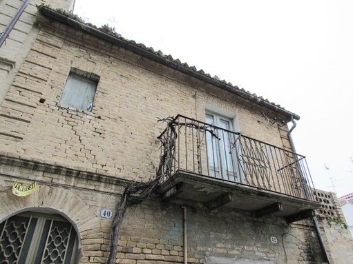 First floor flat of 40sqm to renovate in the center of this lively town, 7km to the beach. 1
