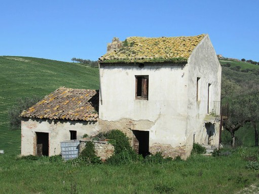 Detached, character full ruin in Cotti, Castel Frentano, of 60sqm, to restructure with a fantastic mountain view. 