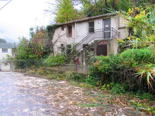 Town house located in a lively town , in front of a picnic area and spring water fall with 50sqm of garden and terrace.1