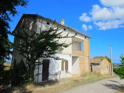 Farm house with sea and mountain views, including barn and 2000sqm of land in habitable condition. 