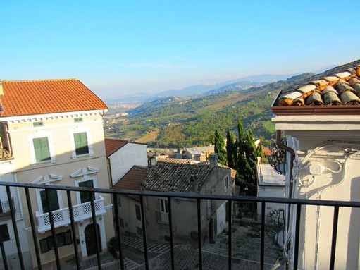2 bedroom apartment in habitable condition in the center of a most Italian town.