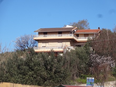 Hotel to accommodate 18 guests in 9 double rooms. Conference room, 5 bathrooms, peaceful location with great views.11