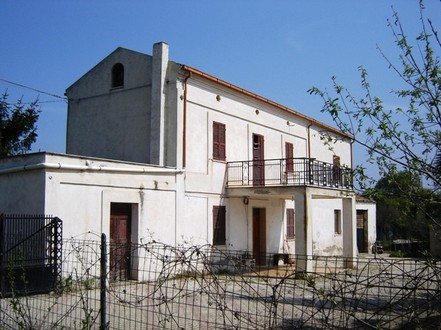 Detached farm house surrounded by 1000 sqm of garden.11