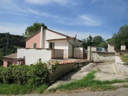 Nicely positioned semi-detached countryside house 3 km to the beach and 5km to Lanciano, with garden and parking.1