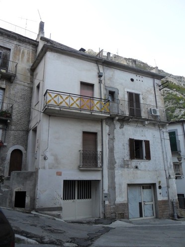 Large 4 bed habitable town house in lively center with public transport and 3 terraces.1
