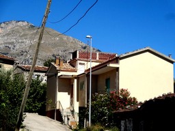 Habitable, spacious 3 bed house, with garden and 20 mins from skiing 1