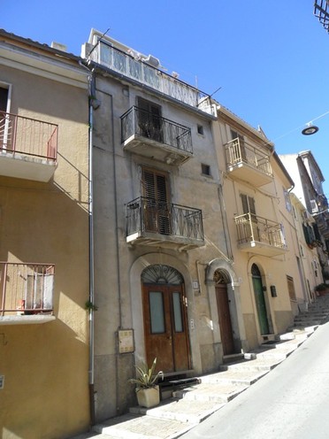 finished town house in fantastic city with terrace. 1