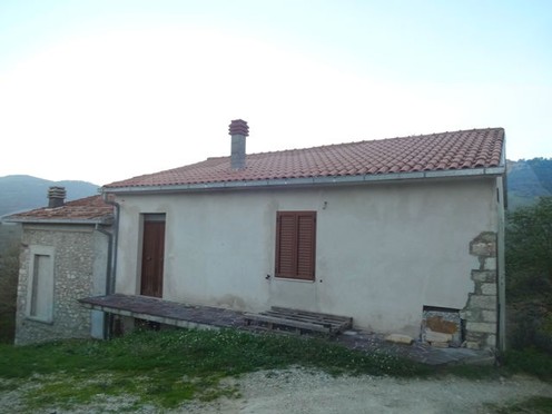 Detached, peaceful, stone, partly renovated house of 120sqm with garden 4km to 2 towns 1