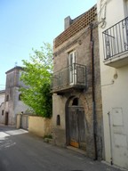 Spacious house to renovate with garden in lively town 4km to Lanciano.1