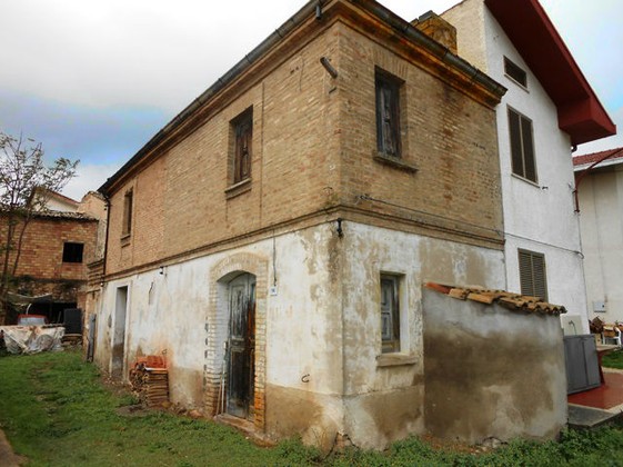 Brick farm house with barn and garden and sea view1