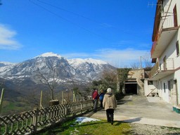 This detached property of 200sqm offers fantastic views of the mountain, Palombaro on the opposite side of the valley and the distant lake.1