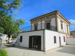 Finished semi-detached town house with 2000sqm of olive grove and 90sqm out building with sea view, located 5 minutes drive to the beach. 1