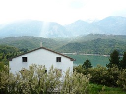 220sqm detached house, with 11 hectares of land overlooking Lake Casoli1