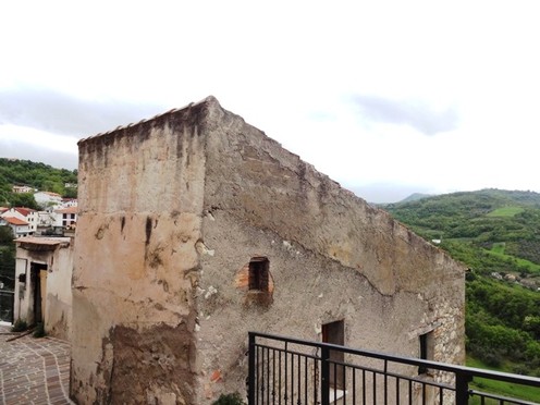 Stunning views, large ruin in quiet village. 1