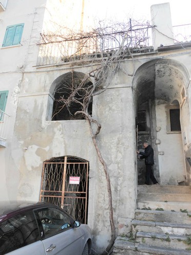 Town house of 80sqm to renovate, located in the typically Italian town of Bomba, offering some local shops, public swimming pool and the picturesque lake. 1