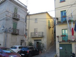 Stone, habitable terraced house, with courtyard, 3km to the lake and 1km to the swimming pool. 1