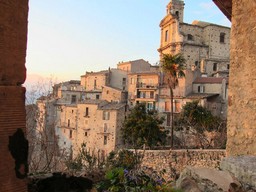 Original condition town house in the center of this typically Italian village. 1