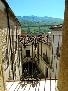 Two bedroom town house in original stone, in the old centre of this lively town, famous for its cookery school and location on Lake Bomba 