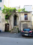 Town house of 80sqm to renovate, offering some local shops, public swimming pool and the picturesque lake. 