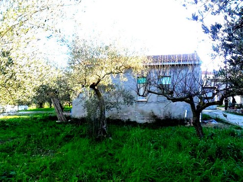 Habitable, detached with garden 3km to shops, bars and restaurants. 2