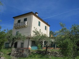 Stone detached , character full house 2km to Bomba, 5km to the lake with garden and open views. 1