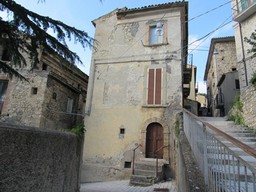 250sqm town house with roof sun terrace and 6 bedrooms in original, 1900s condition,  mountain and lake views.1