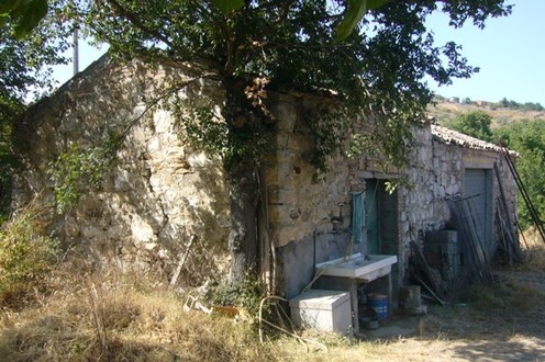 Old house made with oOriginal Majella stone. The house has 2 big room and 1000sqm of land with fruit trees. 1